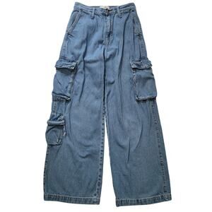 Universal Thread Size 2R Wide Leg Cargo Jeans Light Wash y2k utility trendy cool